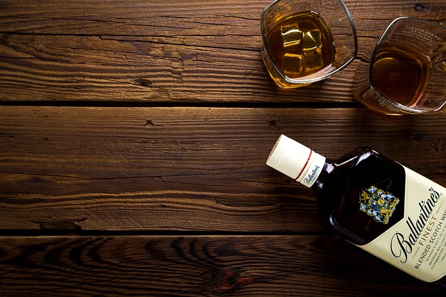 Glas, lys og lækkerier: Indretning til whiskyoplevelsen
